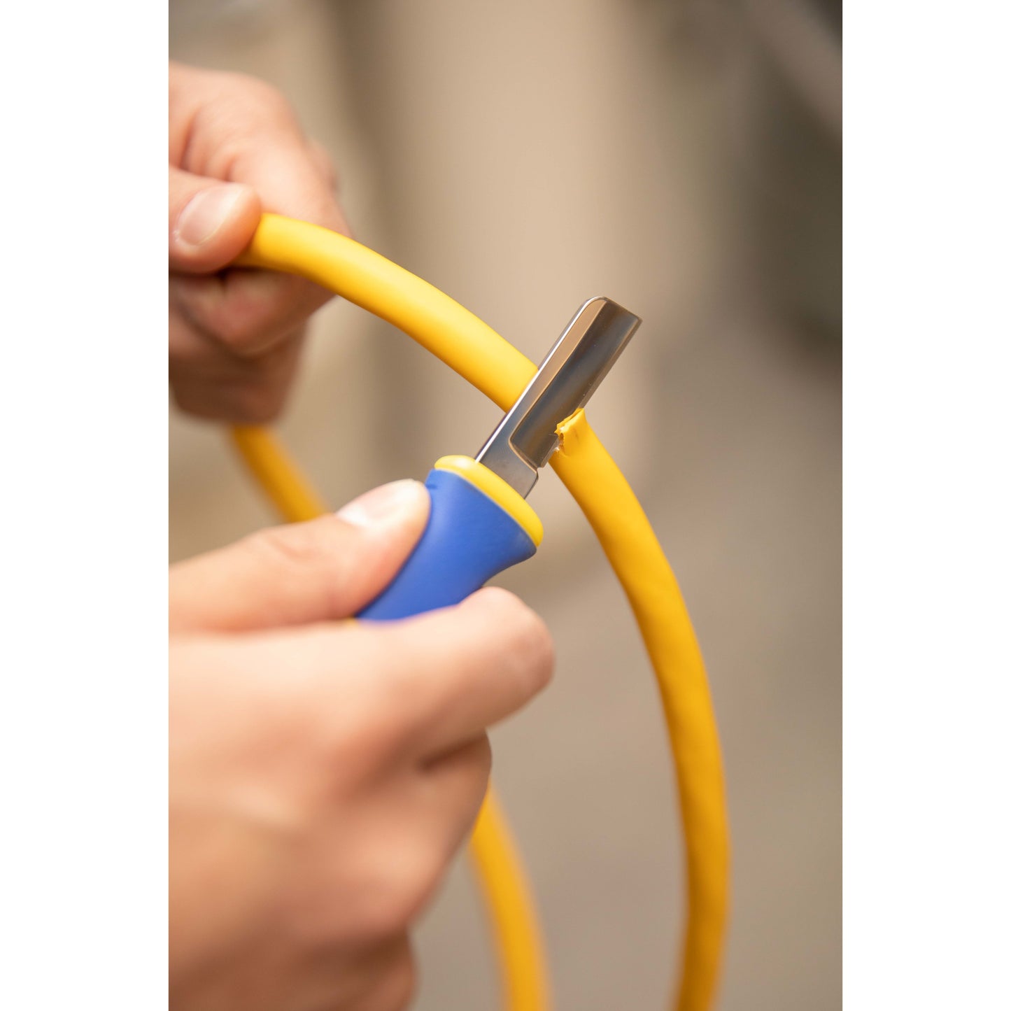 1.8-Inch Sheepsfoot Tip Cable Splicing Knife with In-Handle Blade Cover Storage